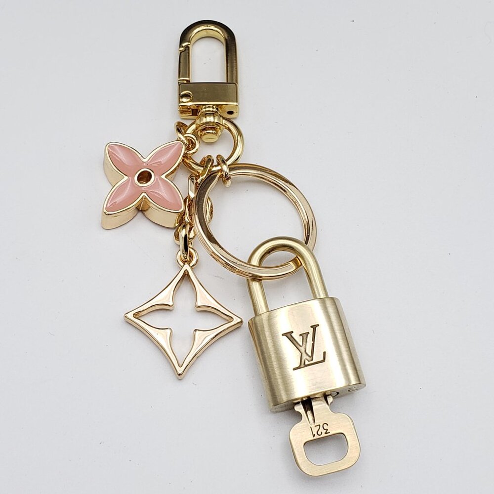 Authentic Louis Vuitton Gold Lock 🔒 Keychain Bag Unbranded Flower Charm LV - Picture 5 of 10